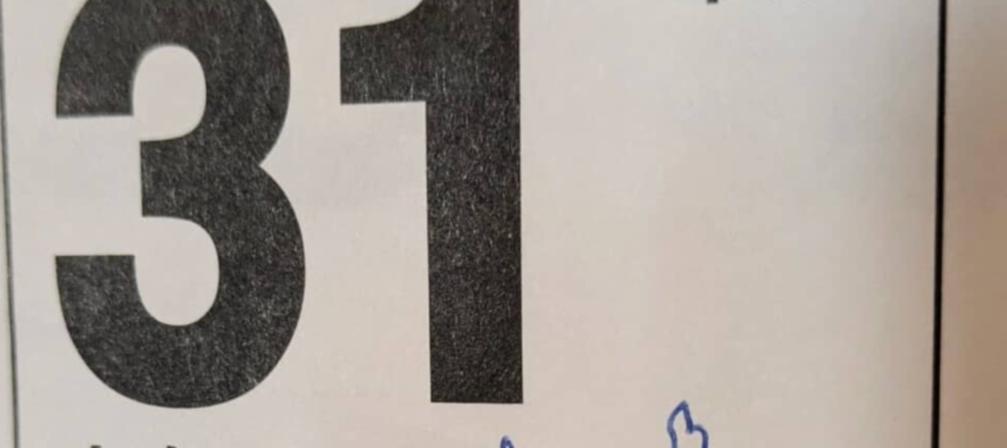 カニを食べる予定の夫妻、カレンダーをふと見ると……　妻「これ蟹か？」→まさかの光景に「嫉妬します」「こういう旦那さんになりたい」（1/3） | ライフスタイル ねとらぼ