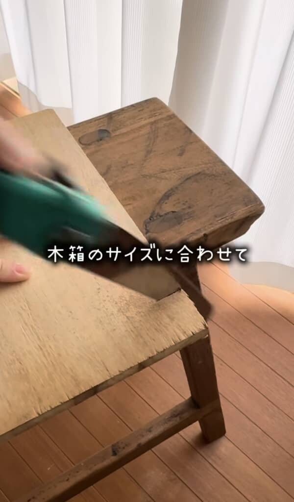 木製ベンチの上で木箱をサイズ調整している様子