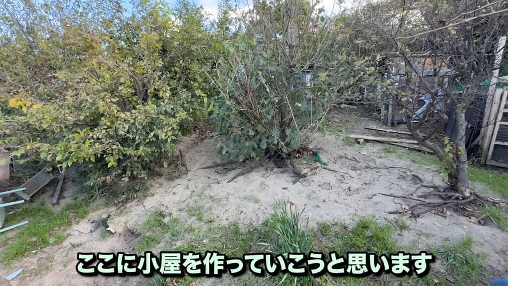 敷地内に新たな鶏小屋を作ります