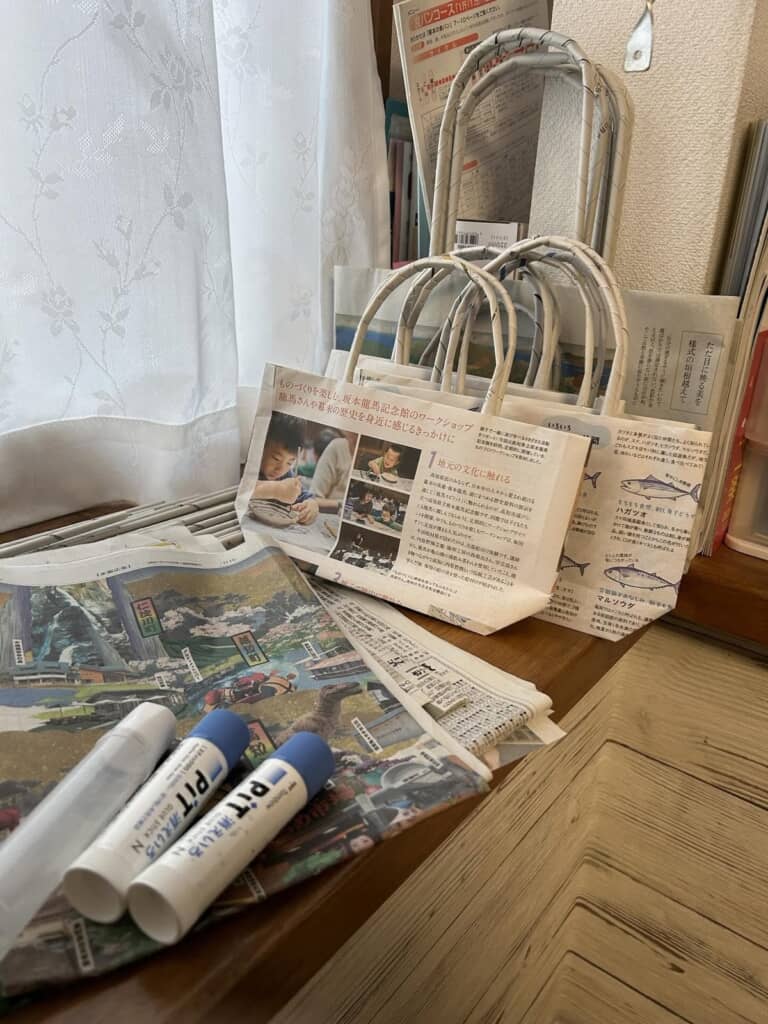 のりで制作中の様子