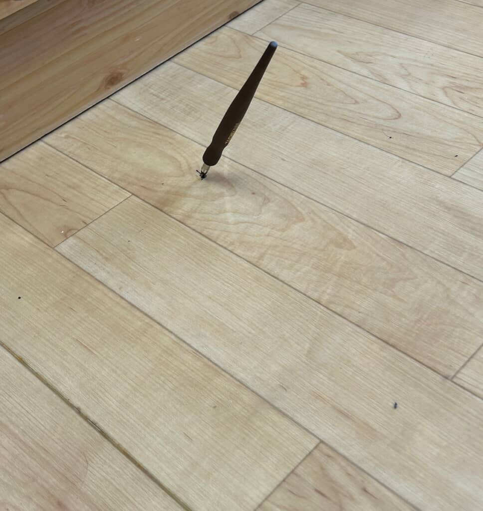 床に刺さって自立するGペン。インクも漏れ出してしまっている……