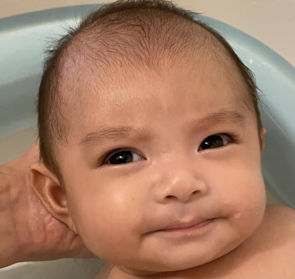 眉毛がりりしい生後2カ月の息子