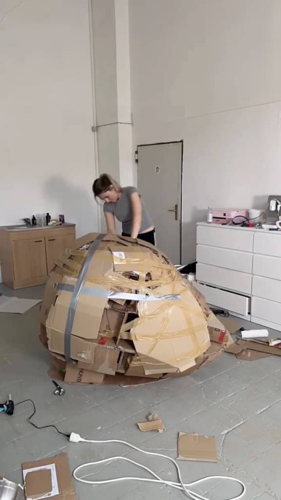 段ボールを切り貼りしてイチゴの形を作ります