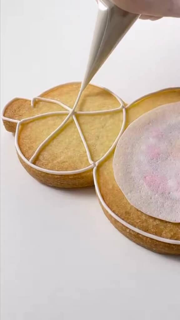 瓢箪形のクッキーをデコレーション