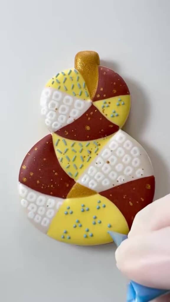 色と模様をつけていきます