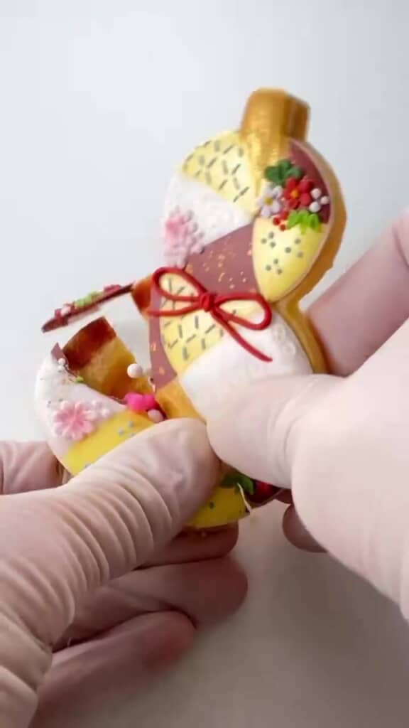 クッキーをパカっと割ると……