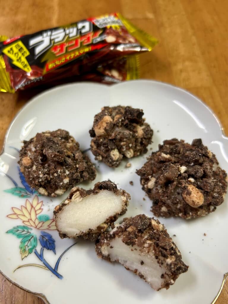 お餅をブラックサンダーで包んだ「ザクもち！ブラックサンダー餅」