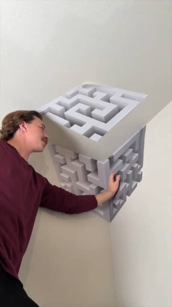 完成前の時点で既におかしなことに。本来くぼんでいるはずのカドが、盛り上がっているような……