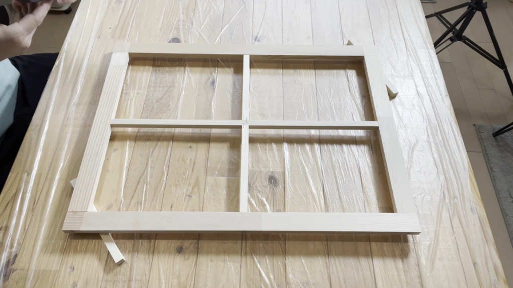 木材で窓枠を作成