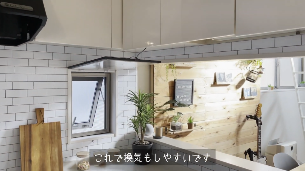 窓の上にヒートンを取り付け、換気がしやすい仕様に