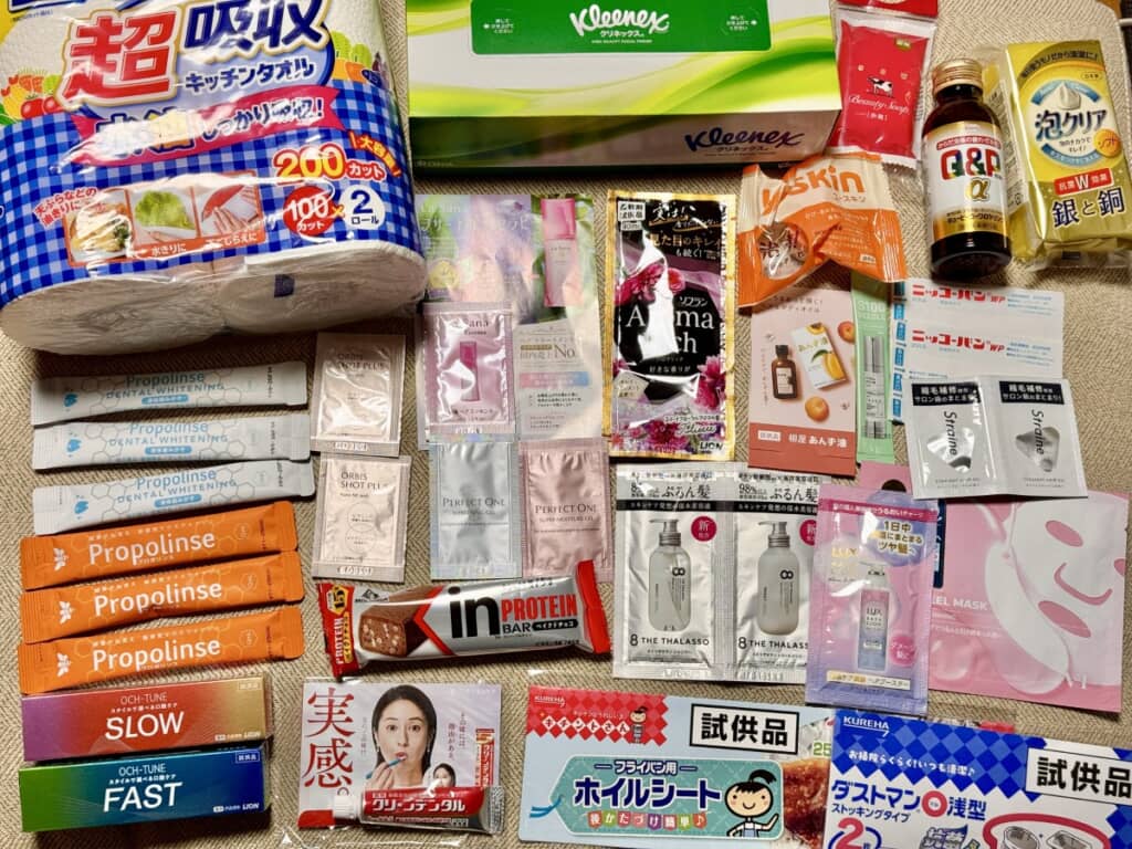 仙台初売りでもらった大量のおまけ(箱ティッシュやキッチンタオル、さまざまな試供品)