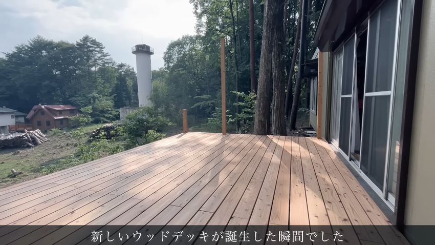 新たに構築されたウッドデッキ
