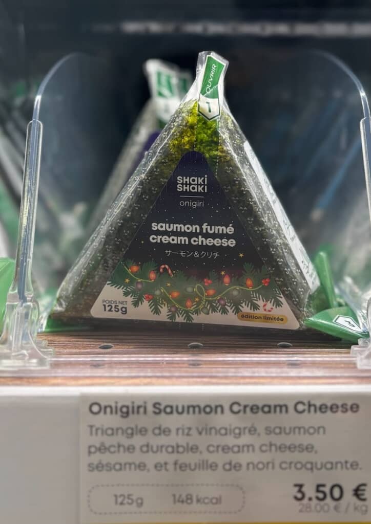 フランスのスーパーに並ぶ「サーモン&クリチ」のおにぎり
