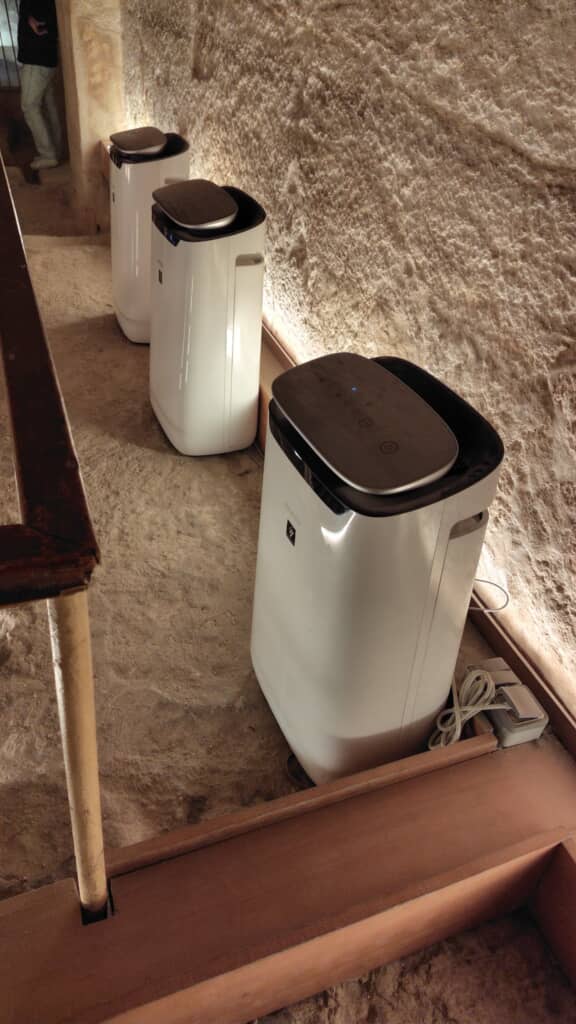 ピラミッド内部に並ぶシャープ製空気清浄機