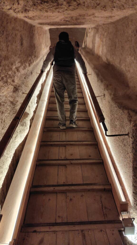 ピラミッド内部の狭い道