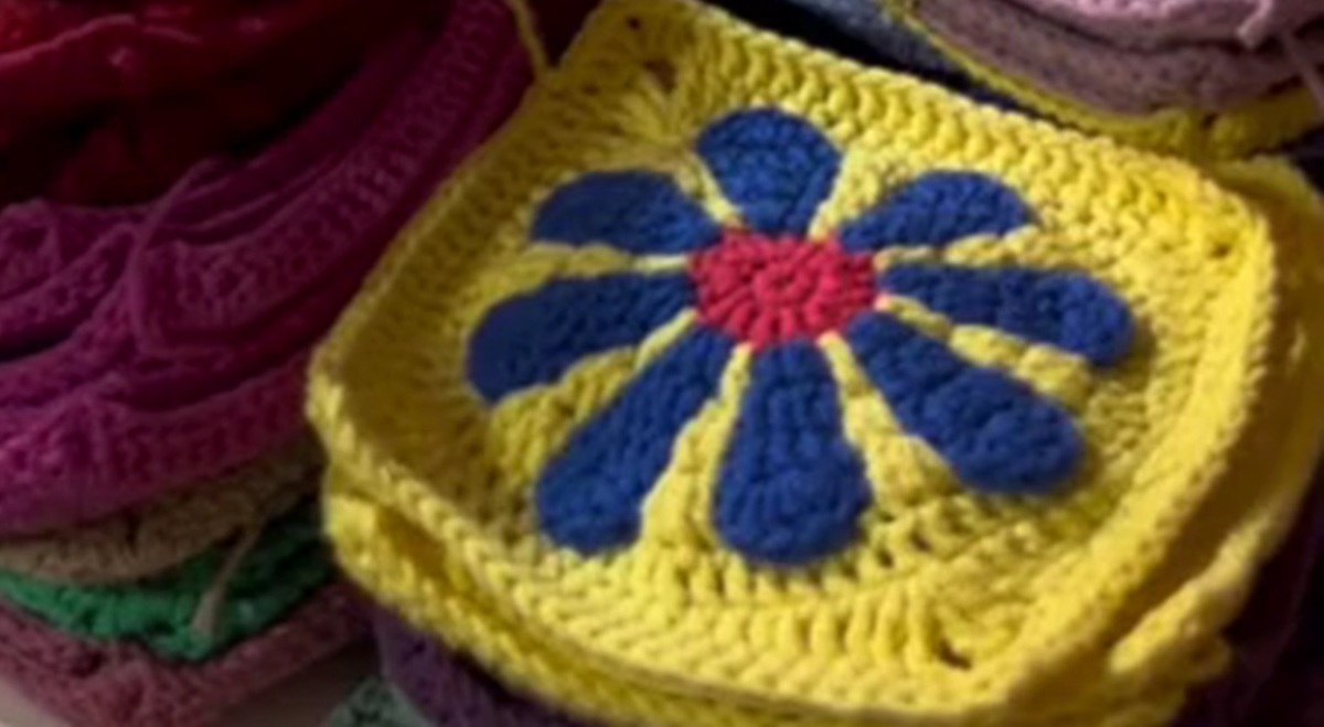 【かぎ針編み】花のモチーフを77枚編み、ひたすらつなげると……「達成感はハンパない」　驚きの完成品が910万再生【海外】（1/3） | 編み物 ねとらぼ