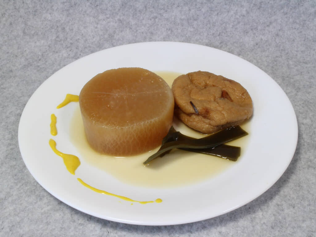 「ホワイトラディシュのソイソース煮フェイクグースを添え」の写真