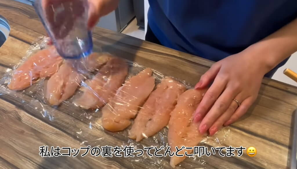 ささみを叩いて薄く伸ばす