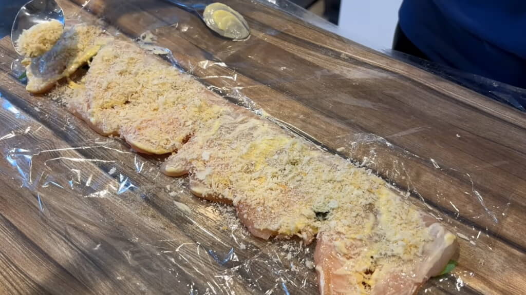 パン粉をふりふり