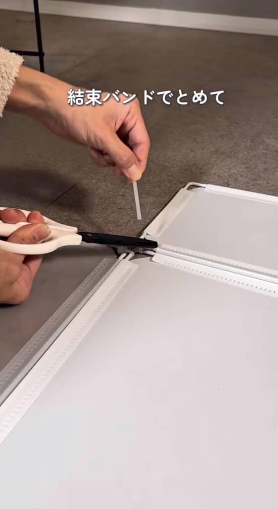 結束バンドでパネルを固定する作業