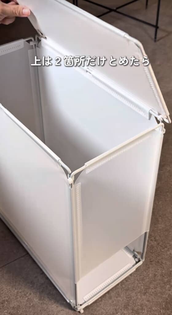 パネルを立体的に組み立てる途中の様子