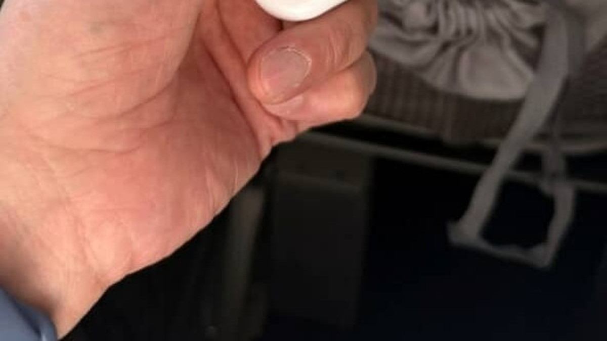 「嘘でしょ??」飛行機の中でAirPodsを取り出そうとしたら…… “絶望的光景”が266万表示「めっちゃ笑いましたw」(1/3) | ライフスタイル ねとらぼ
