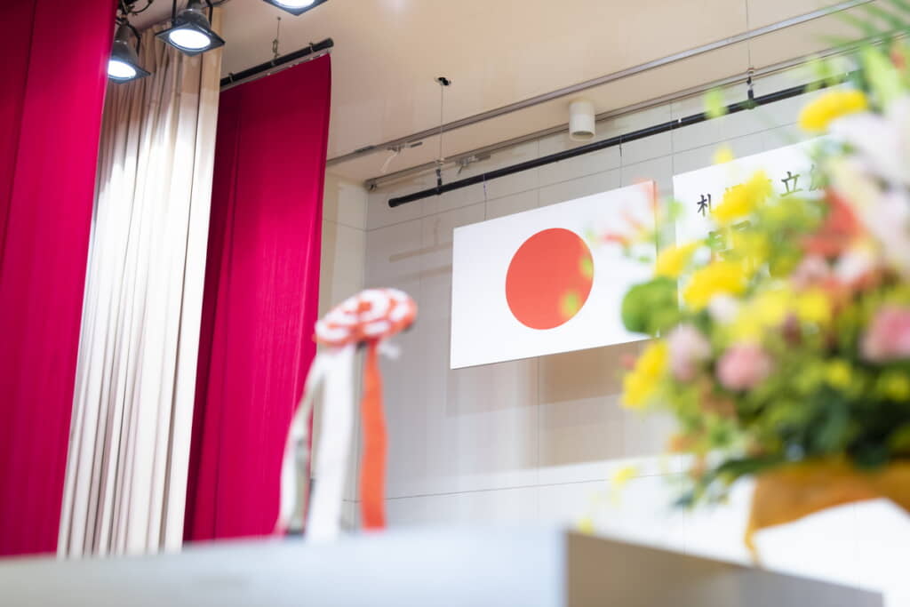 娘さんがまとった着物は……（出典：PIXTA）