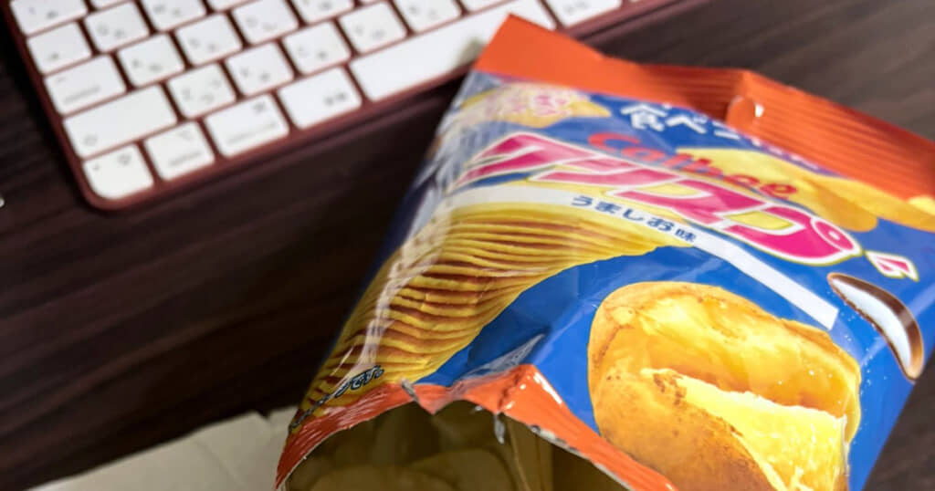 話題の主はカルビーの「クリスプ」。2024年より、筒包装から袋包装にリニューアルされています