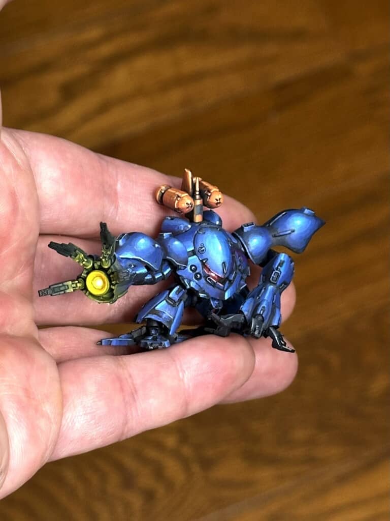 筆塗りで光を意識した塗装が施されているハイゴッグのミニプラモデル