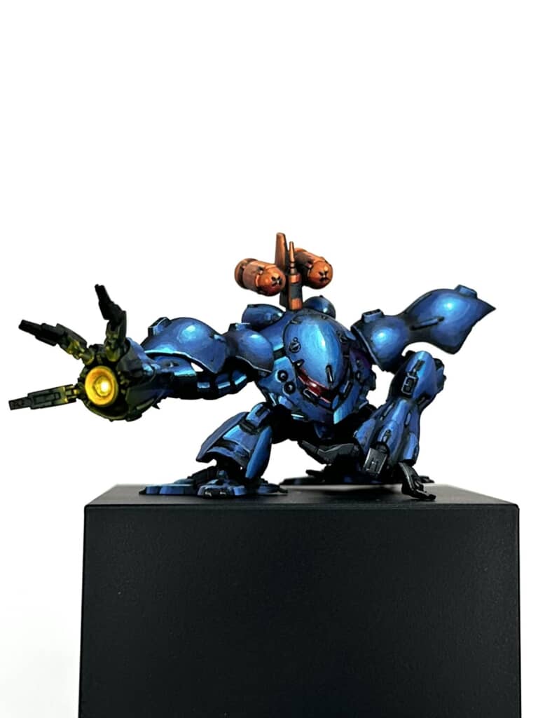 白い背景の前で撮影された筆塗り済みハイゴッグのミニプラモデル