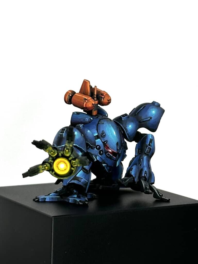 ビーム・キャノンの発射口周辺は黄色く塗装したハイゴッグのミニプラモデル