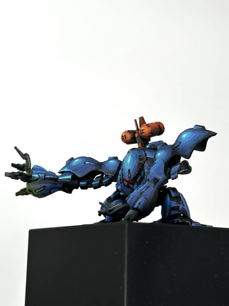 周辺を赤くしてモノアイの発光を表現したハイゴッグのミニプラモデル