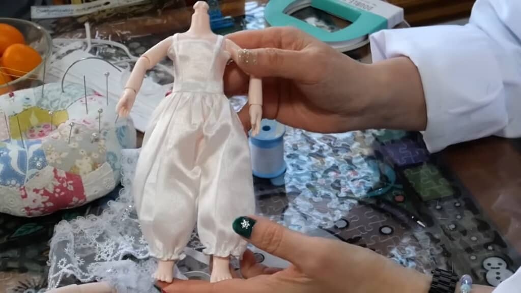 シンプルなドレスをパンツスタイルにアレンジ