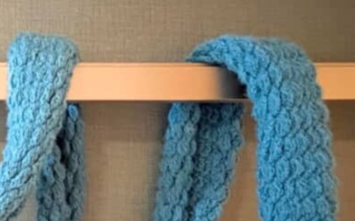 小6息子「マフラーが欲しい」→母が編んだのは……　ディズニーで褒められまくった仕上がりに「声出るレベルでスゴイ」「売ってたら即買う」（1/3） | ハンドメイド ねとらぼ