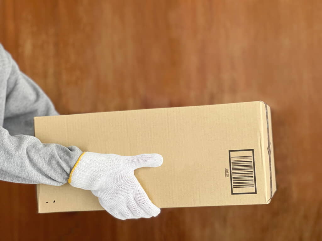 届いた荷物の中身は……（出典：PIXTA）