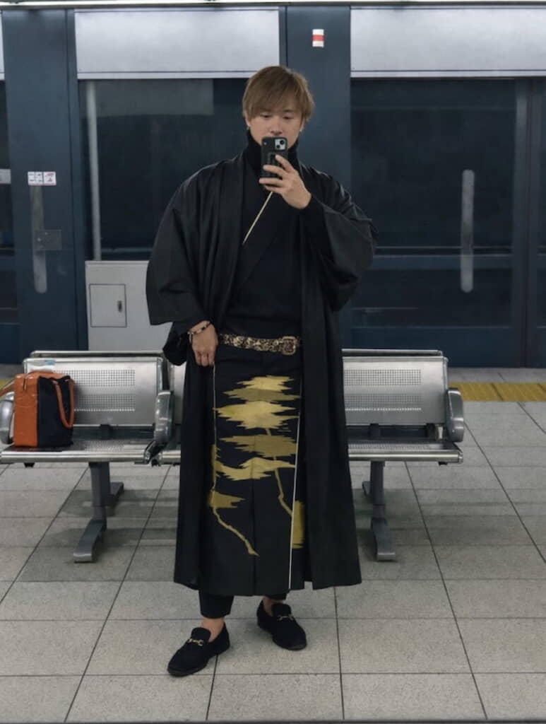 着物にベルトとパンツ、ローファーを合わせた結果……