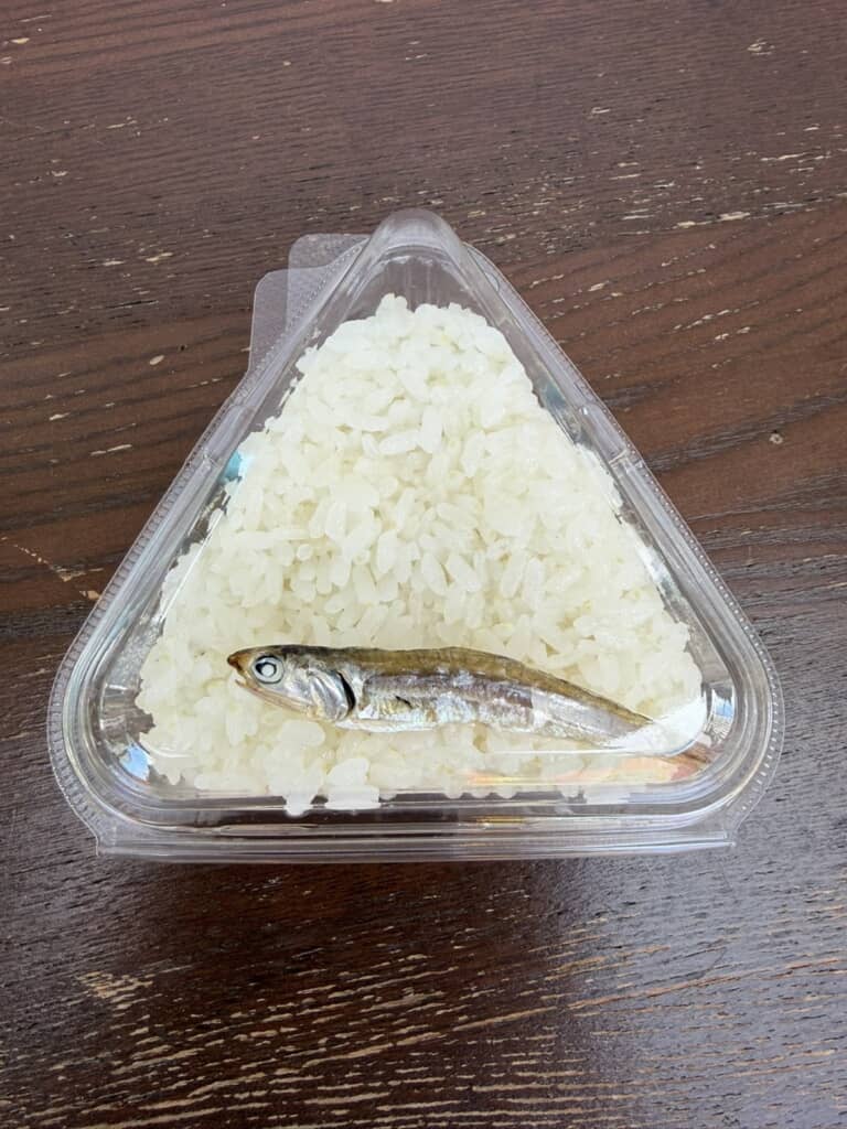 香川県の特産品「オリーブイリコ」が乗っている塩おにぎり