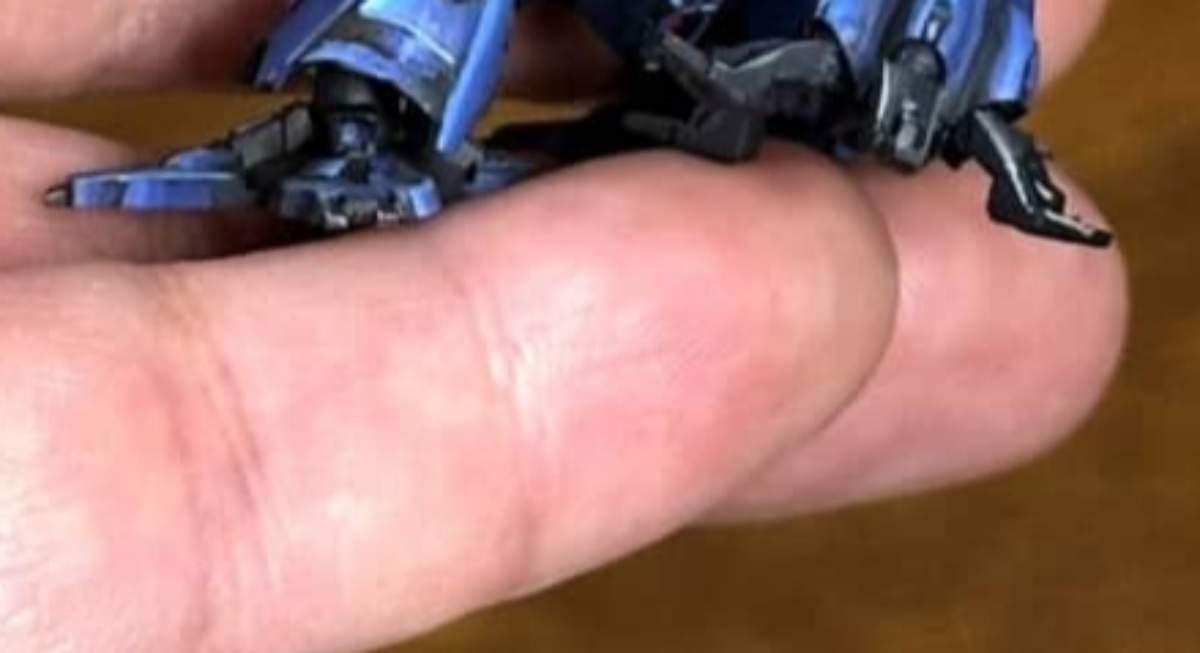 手のひらサイズの極小ガンプラ→筆塗りすると……　ヤバすぎる仕上がりに「凄すぎます！！」「光ってる！光ってるよ！」（1/3） | ホビー ねとらぼ