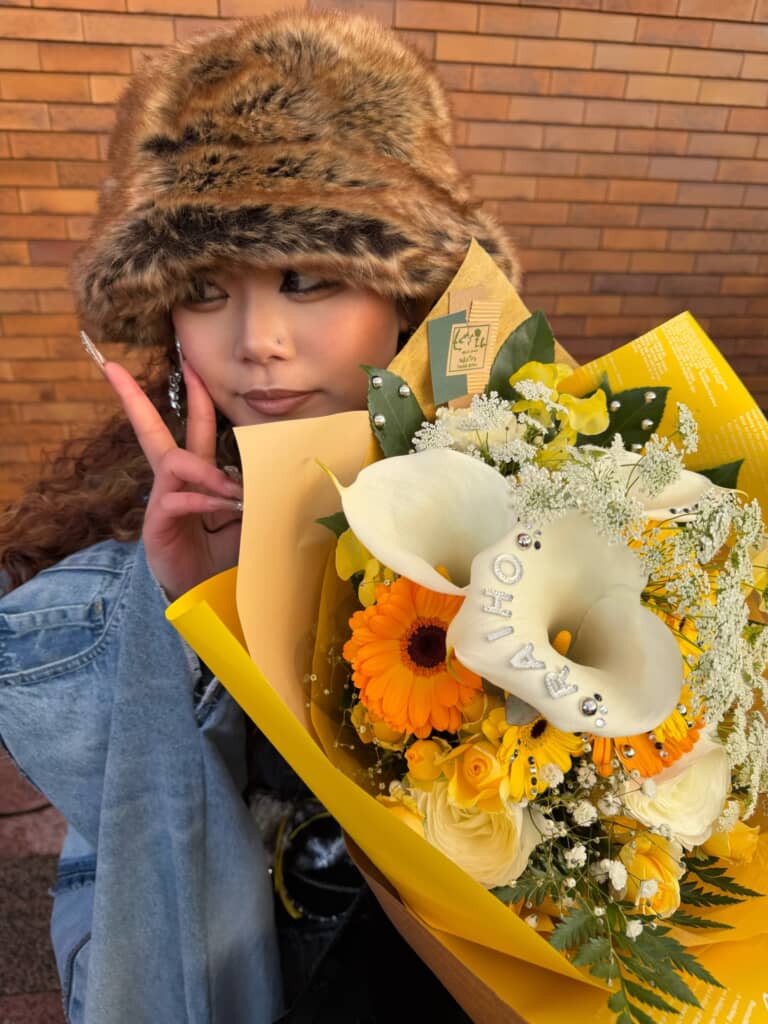 モコモコ素材のバケットハットがよくお似合い