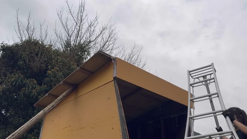 ヤギによって壊された小屋