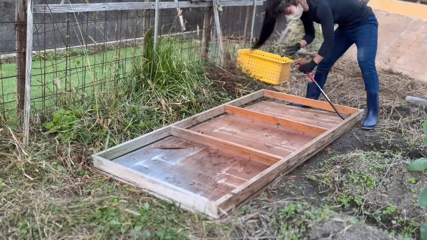 コンクリートパネルから木枠を外す