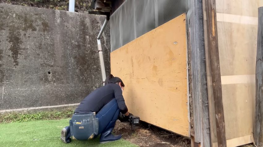 コンクリートパネルを小屋に固定する