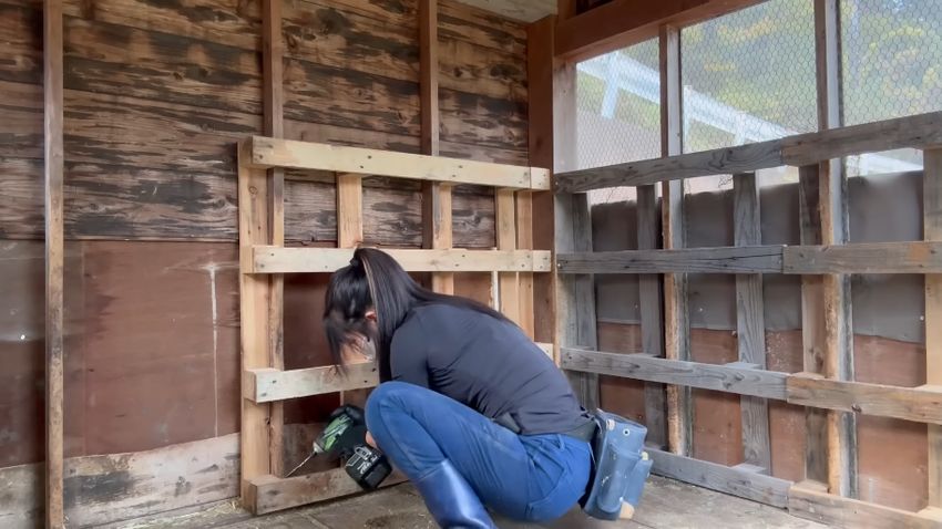 木製パレットを小屋の内側に固定