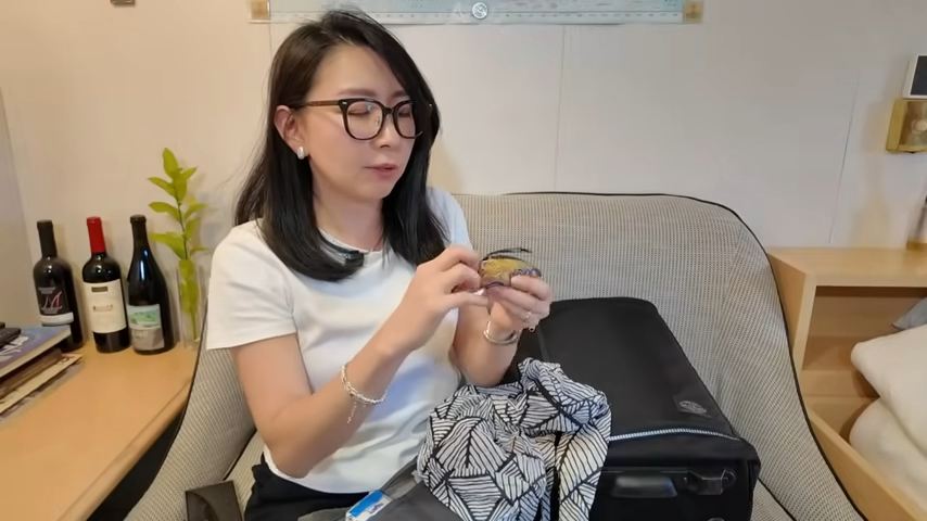 非常に小さくたためるエコバッグ。リュックタイプとトートバッグタイプの2種を使用