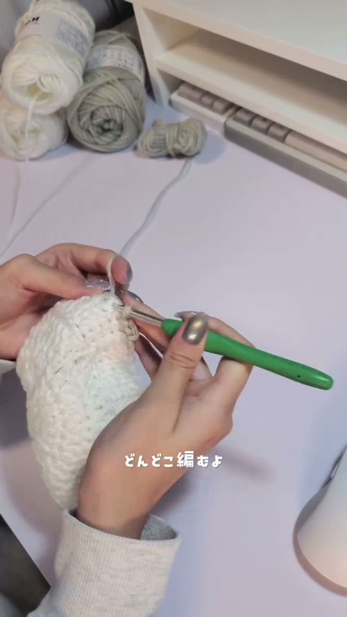 グレーの毛糸で続きを編み始める