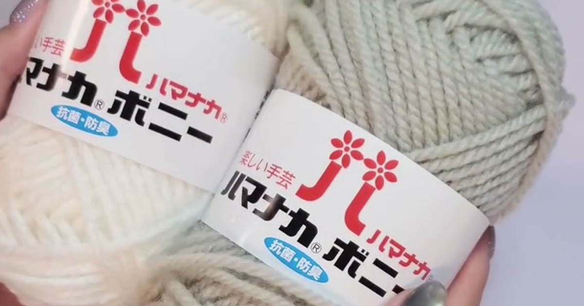 かぎ針で白とグレーの毛糸を編んでいくと……「これめっちゃほしいい！」お役立ちアイテムの完成に「編みたい」「面白いめちゃかわ」（1/3） | ライフハック ねとらぼ