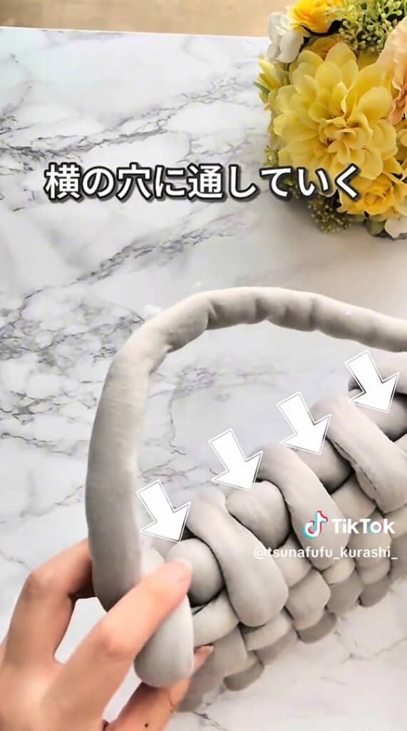 側面に通します