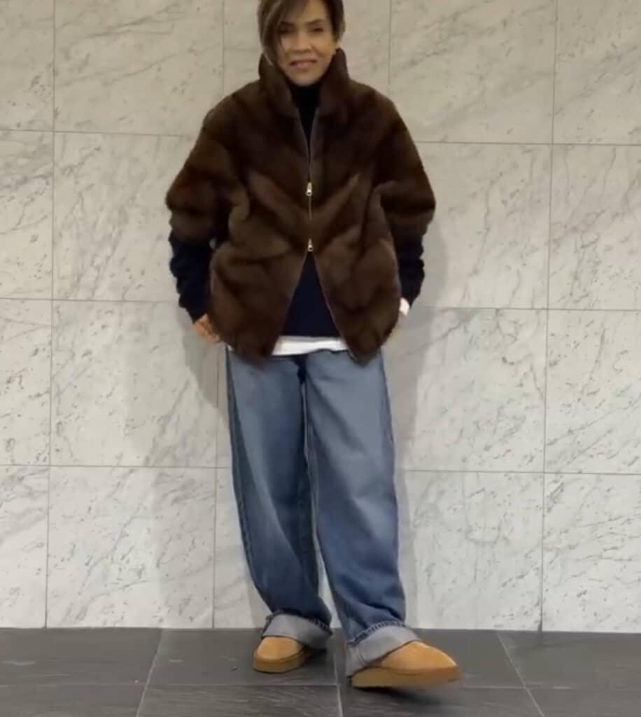 ホワイトのTシャツでコーデにメリハリをつけています