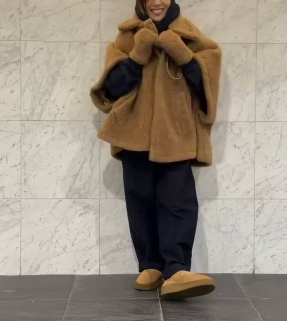 ネイビーのパンツにはブラウンも合います