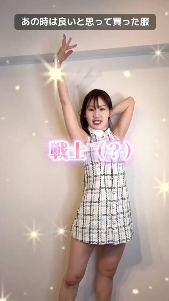 手を上げる女性